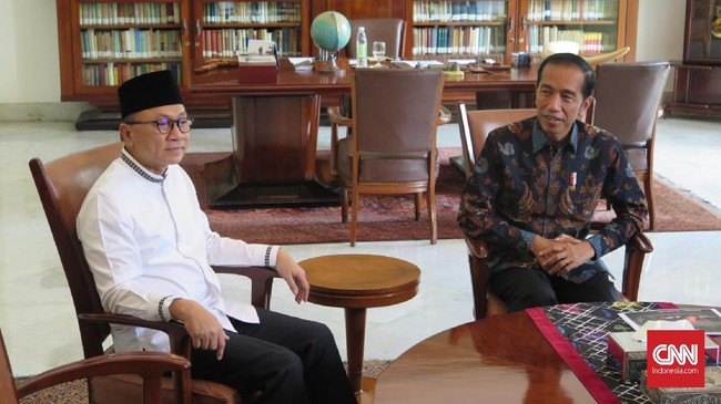 Ketua MPR sekaligus Ketua Umum PAN Zulkifli Hasan alias Zulhas menyesal karena tak bisa sambil meminum kopi dalam pertemuannya dengan Jokowi di Istana Bogor.