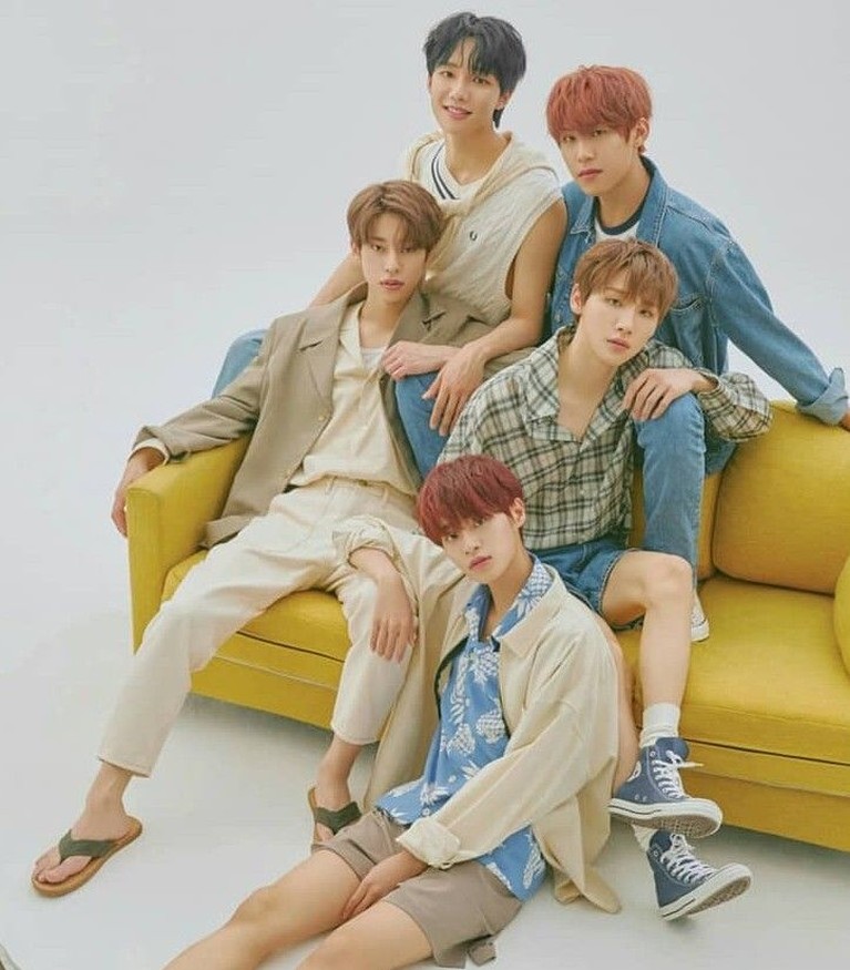 Kenalan dengan 5 Personel Boyband AB6IX Satu lagi grup Kpop baru bernama AB6IX yang ikut meramaikan industri musik Korea Selatan. Berikut ini potret penampilan kece para personel AB6IX.