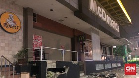 Massa Pecahkan Kaca McDonald's di Sarinah