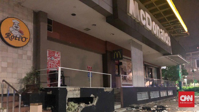 Massa hanya melempari kaca restoran cepat saji McDonald's, tidak sampai merangsek ke dalam dan melakukan penjarahan.