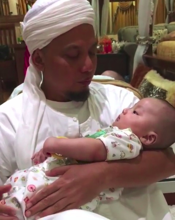 6 Potret Kenangan Manis Ustaz Arifin Ilham Momong Cucunya 