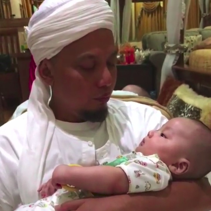 <p>Arifin Ilham juga seringkali berzikir ketika menggendong cucunya. (Foto: Instagram @yusufalvinramadhan)</p>