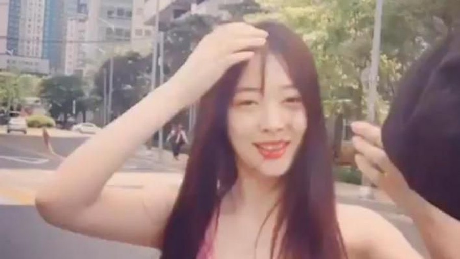 Sulli memiliki akun Instagram pribadi tempat dia sering berkeluh kesah hingga menitikkan air mata.