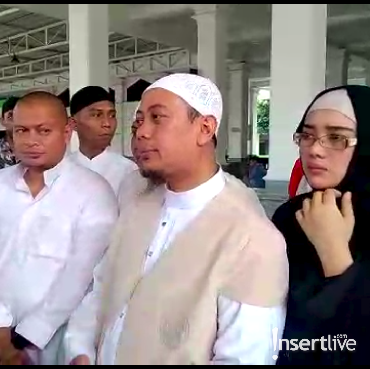 Opick Setia Tunggu Kedatangan Jenazah Ustaz Arifin di Bandara Halim
