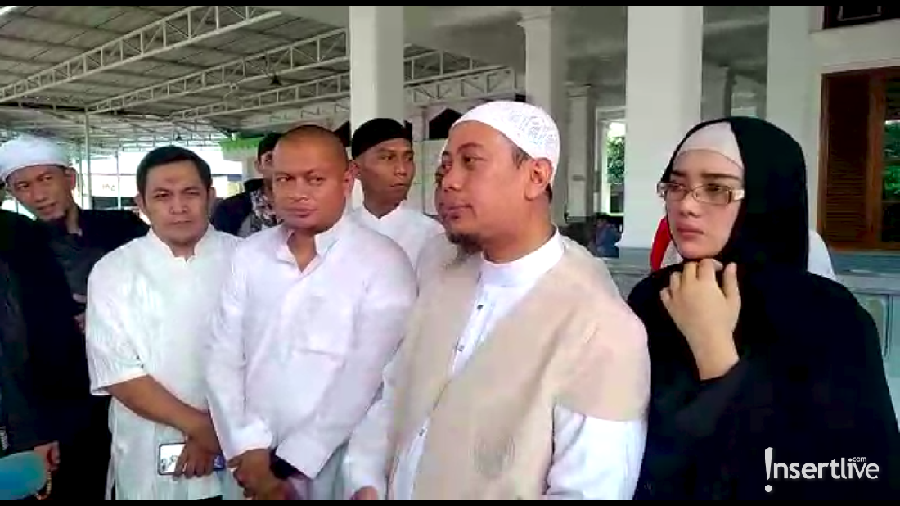 Usai mendengar kabar Ustaz Arifin yang meninggal, Opick langsung datang ke Bandara Halim Perdana Kusuma untuk menunggu kedatangan jenazah.
