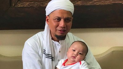 6 Potret Kenangan Manis Ustaz Arifin Ilham Momong Cucunya, Yusuf