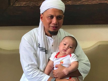 6 Potret Kenangan Manis Ustaz Arifin Ilham Momong Cucunya, Yusuf