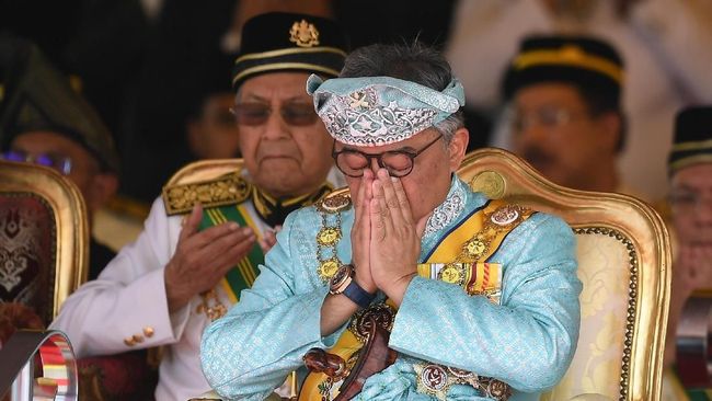 Raja Malaysia The incoming 16th King of Malaysia, the sixth Sultan of Pahang, Al-Sultan Abdullah Ri'ayatuddin Al-Mustafa Billah Shah Ibni Sultan Ahmad Shah Al-Musta'in Billah (R) and Malaysia's Prime Minister Mahathir Mohamad (L) pray during the welcoming ceremony at the Parliament House in Kuala Lumpur on January 31, 2019. (Photo by MOHD RASFAN / AFP)