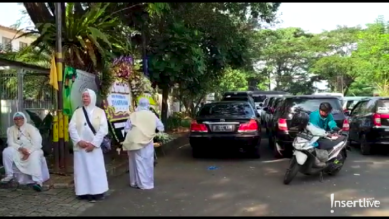 Suasana terkini rumah duka Ustaz Arifin Ilham di Masjid Az-Zikra, Bogor.