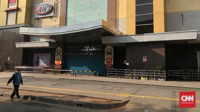 Manajemen masih menutup Pasar Tanah Abang hingga situasi kondusif menyusul kerusuhan aksi 22 Mei, pemilik kios dan staf yang telanjur datang pun memilih pulang.