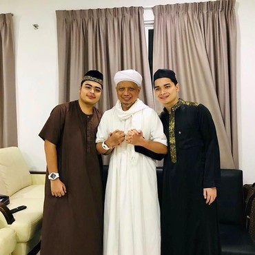 Kedua Anak Ustaz Arifin Ilham Jadi Imam Salat Jenazah Sang Ayah