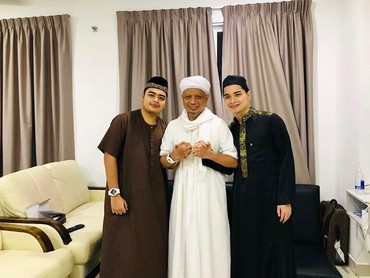 Terpopuler: Anak Jadi Imam Salat Jenazah Arifin Ilham Vs EXO Datang ke Jakarta