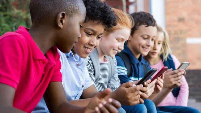 Untuk melindungi anak dari konten negatif ini, berikut lima aplikasi agar orang tua bisa mengadopsi teknologi secara bijak dan aman dalam keluarga.