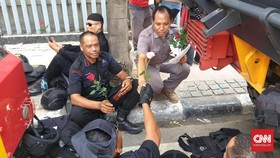 Harum Sekuntum Mawar untuk Pak Polisi dan Tentara usai 22 Mei