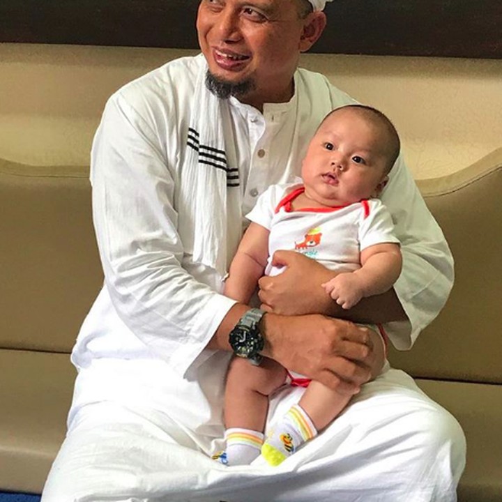 <p>Selain disibukkan dengan kegiatan dakwah, alm. Ustaz Arifin Ilham selalu menyempatkan diri bermain dengan cucu pertamanya, Yusuf Alvin Ramadhan. (Foto: @yusufalvinramadhan)</p>