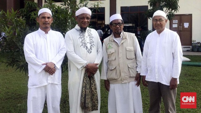 Pimpinan Majelis Az-Zikra Muhammad Arifin Ilham disebut sebagai penceramah yang mandiri, termasuk menyiapkan kain kafannya sendiri.