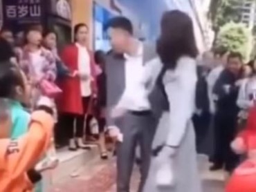 Viral! Gandeng Wanita Lain, Pria Ini Habis Ditampari Kekasih