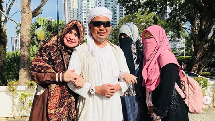 Istri ketiga Ustaz Arifin Ilham memenuhi janji ke mendiang suaminya dengan berbusana serba putih ke makam.
