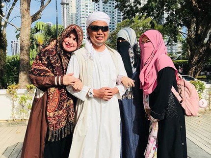 Cerita Istri Ketiga Arifin Ilham Penuhi Janji Saat ke Makam Suami