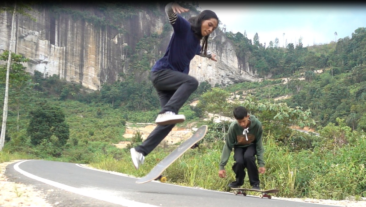 Keseruan Vincent Verhaag dan Jeremiah Lakhwani menelusuri indahnya provinsi Sumatera Barat di My Trip My Advanture&period;