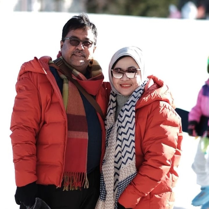 Ini merupakan pernikahan kedua Rano Karno. Sebelumnya, bintang film Si Doel The Movie ini sempat menikah dengan seorang atlet tenis meja, namun tak berlangsung lama. (Foto: Instagram @si.rano)<span class="im"><br /></span>