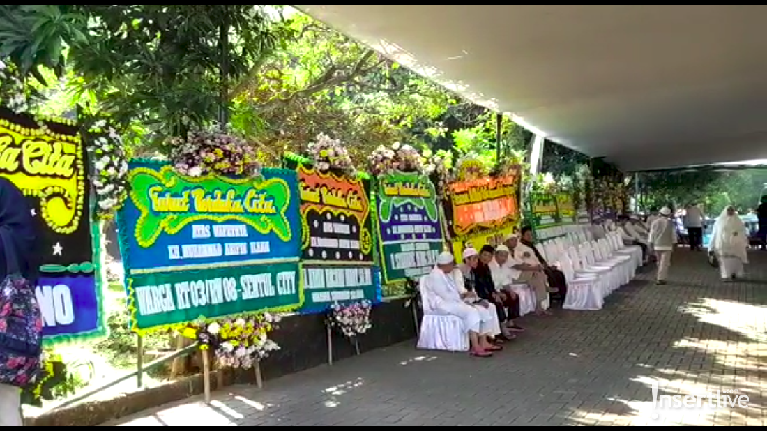 7 Potret Suasana Terkini Rumah Duka Ustaz Arifin Ilham Suasana terkini rumah duka Ustaz Arifin Ilham di Masjid Az-Zikra, Bogor.