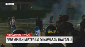 VIDEO: Perempuan Misterius di Kawasan Bawaslu Gegerkan Polisi