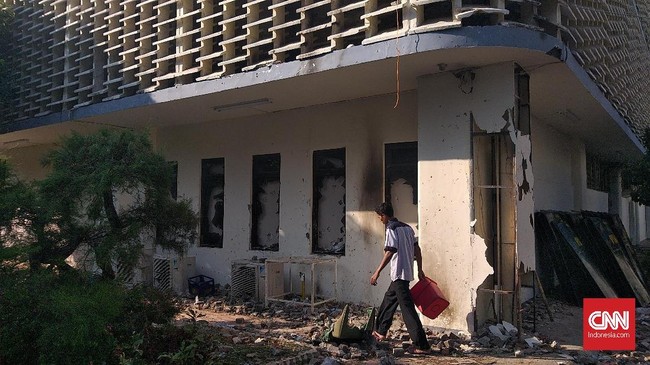 Saat bentrokan dengan aparat, massa perusuh aksi 22 Mei melemparkan batu dan bom molotov ke sisi utara gedung Bawaslu RI.