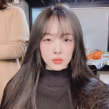 Pro Kontra Unggahan Sulli Tak Pakai Bra Keliling Kota