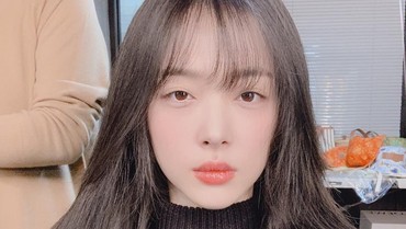 img-title Sulli Ketakutan Diganggu Pria Asing saat Minum di Bar