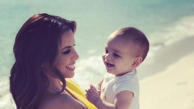 Aktris Eva Longoria curhat tak mau kehilangan waktu bersama buah hatinya, maka ia selalu libatkan bayinya itu di aktivitas hariannya.