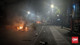 Massa Kuasai Ruas Jalan Sabang dan Provokasi Polisi
