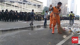 Edi dan Sapu Ijuknya: Menanti Dini Hari, Menahan Gas Air Mata