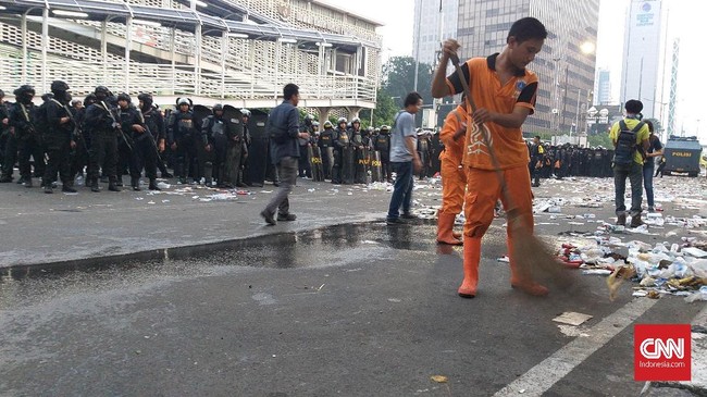 50 orang Pasukan Oranye diterjunkan oleh Kelurahan Gondangdia untuk membersihkan puing mulai dari Gedung Sarinah hingga depan Kantor Kemenko Kemaritiman