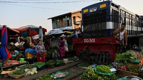 FOTO: Pasar Tradisional di Jalur Maut