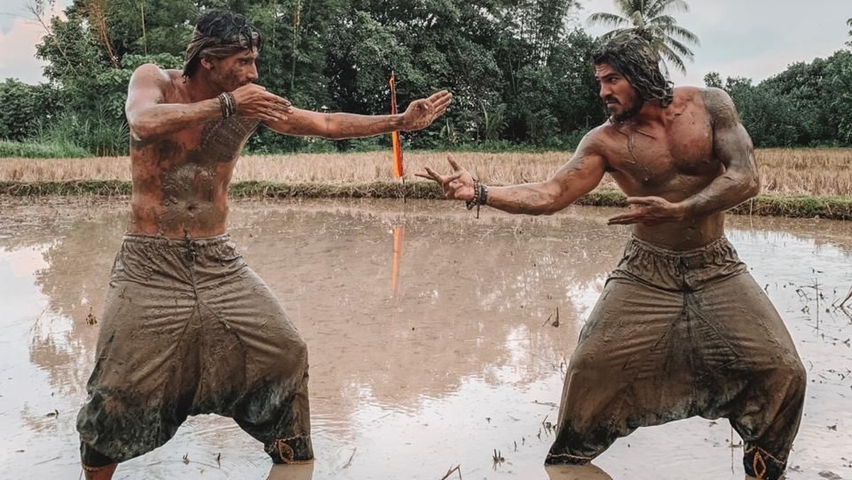 Keseruan Vincent Verhaag dan Jeremiah Lakhwani menelusuri indahnya provinsi Sumatera Barat di My Trip My Advanture&period;