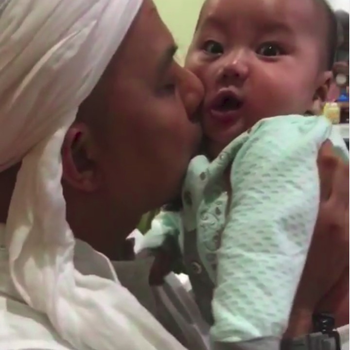 <p>Saat Yusuf masih berusia kurang dari satu tahun, sang kakek menitipkan pesan untuk menjadi pendakwah dan ajak orang-orang untuk mencintai Islam. (Foto: Instagram @yusufalvinramadhan)</p>