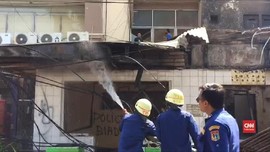 VIDEO: Petugas Padamkan Kebakaran di Pos Polisi Sabang