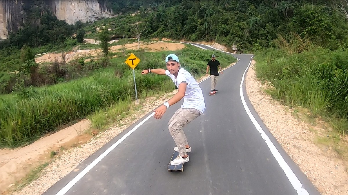 Keseruan Vincent Verhaag dan Jeremiah Lakhwani menelusuri indahnya provinsi Sumatera Barat di My Trip My Advanture&period;
