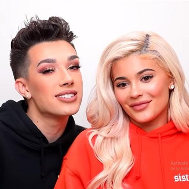 James Charles Muncul di Publik di Pesta Perayaan Kylie Jenner