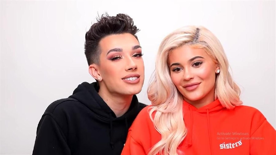 James Charles muncul di Publik pada acara peluncuran Kyle Skin milik Kylie Jenner.