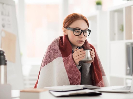 Tangan Beku di Meja Kerja Gara-Gara AC Kantor? Cek Cara Pakai Pemanas Mini 
