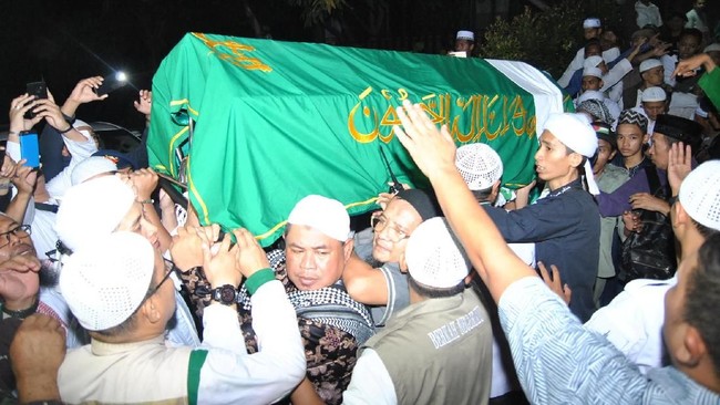 Warga berdesakan saat menyambut jenazah Ustaz Arifin Ilham di Pondok Pesantren Az-Zikra GununG Sindur, Bogor, Jawa Barat.