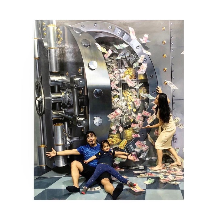 Wah, kalau itu duit asli, bagi-bagi dong Bams! He-he-he. (Foto: Instagram @bams_1606)