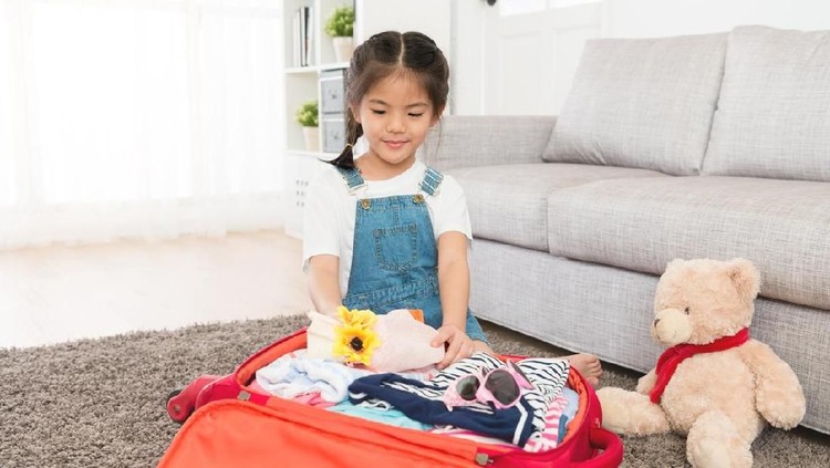 Tips Ajari Anak Packing Baju Sendiri untuk Mudik Ajari anak untuk packing baju yuk Bun, agar mereka lebih bertanggung jawab dengan barang miliknya sendiri.