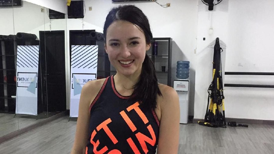 Tidak Suka Diet, Julie Estelle Coba Olahraga Strong By Zumba Cerita Julie Estelle soal olahraga Strong By Zumba.