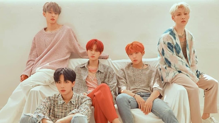 Kenalan dengan 5 Personel Boyband AB6IX Satu lagi grup Kpop baru bernama AB6IX yang ikut meramaikan industri musik Korea Selatan. Berikut ini potret penampilan kece para personel AB6IX.