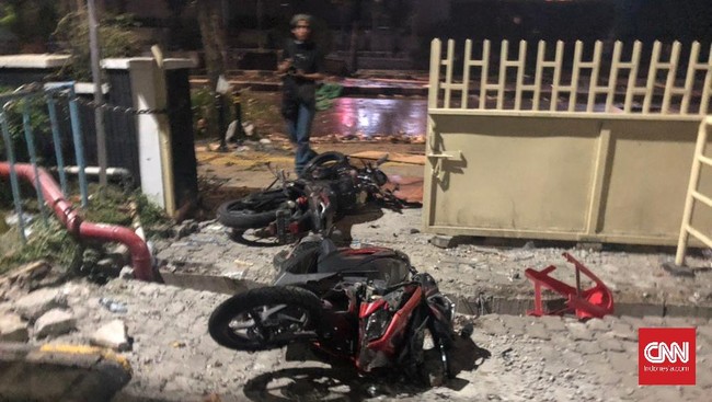 Motor milik wartawan stasiun televisi swasta yang terparkir di pusat perbelanjaan Sarinah dibakar massa.