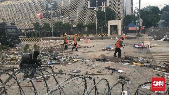 Kasubditbingakkum Ditlantas Polda Metro Jaya mengungkap pengalihan arus imbas penutupan jalan di depan Bawaslu dan KPU hari ini yang bersifat situasional.