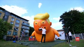VIDEO: Warga Inggris Sambut Trump dengan Balon Bayi Berpopok